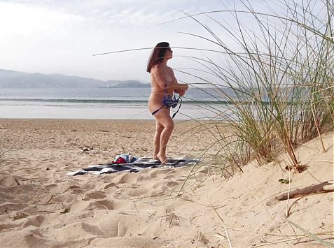 I filmed a curvy Mommy changing clothes and doing Exercises on the Beach